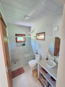a bathroom with a toilet and a sink and a shower at Casa Raiz 1 Moreré - A 3min da praia in Moreré