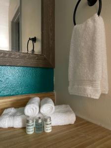 un baño con toallas en un estante y un espejo en Historic Mora Inn & RV Park, en Cleveland