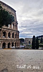 un edificio con le parole che sono tutte davanti a lui di IMPERIAL suite COLOSSEUM a Roma