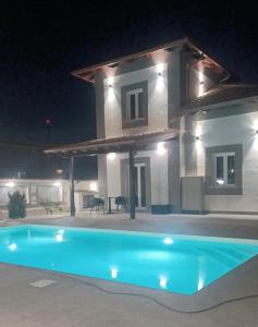 Bazén v ubytování New House nebo v jeho okolí