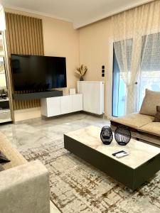 ein Wohnzimmer mit einer Couch und einem Couchtisch in der Unterkunft The MODERN apartment in Thessaloniki