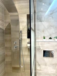 eine Dusche mit Glastür im Badezimmer in der Unterkunft The MODERN apartment in Thessaloniki + 26 Fotos