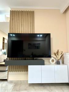 ein Wohnzimmer mit einem großen Flachbildfernseher in der Unterkunft The MODERN apartment in Thessaloniki