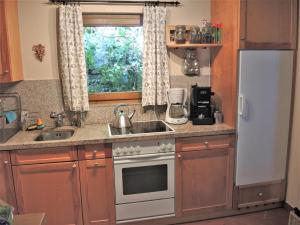 Cucina o angolo cottura di Rustico Gatto by Fewotessin
