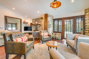 O zonă de relaxare la 1 Mi to Dtwn! Lakefront Earl Young Charlevoix Home