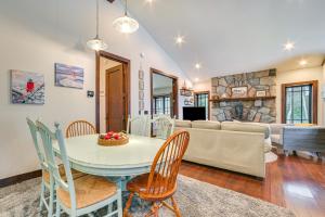 O zonă de relaxare la 1 Mi to Dtwn! Lakefront Earl Young Charlevoix Home