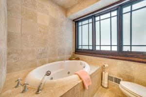 O baie la 1 Mi to Dtwn! Lakefront Earl Young Charlevoix Home +27 fotografii