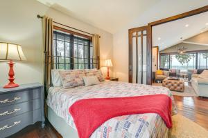 Un pat sau paturi într-o cameră la 1 Mi to Dtwn! Lakefront Earl Young Charlevoix Home