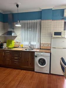 a kitchen with a washing machine and a dishwasher at Apartamentos Gerena 5A derecha in Gerena
