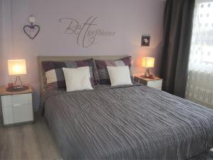 Ένα ή περισσότερα κρεβάτια σε δωμάτιο στο Violetta by Fewotessin +19 φωτογραφίες