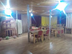 Un restaurante u otro lugar para comer en Petra inbox Hostel