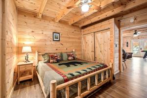 a bedroom with a bed in a log cabin at LeConte Lookout in Sevierville