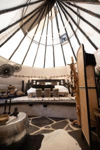 Posezení v ubytování Lobo Tipi at El Mistico Ranch