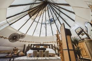 TV a/nebo společenská místnost v ubytování Lobo Tipi at El Mistico Ranch