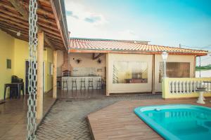 a patio with a swimming pool and a house at Espaço Hórus in Socorro