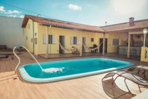 a pool with a water fountain in a yard at Espaço Hórus in Socorro