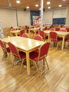 Un restaurante u otro lugar para comer en Petra inbox Hostel