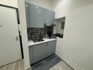 Kuchyň nebo kuchyňský kout v ubytování Engi Rooms - Leopardi