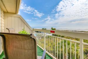 Balkón nebo terasa v ubytování Ocean Views and Pool Access Hilton Head Getaway