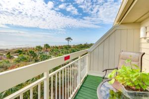 Balkón nebo terasa v ubytování Ocean Views and Pool Access Hilton Head Getaway