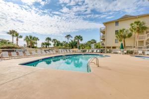 Bazén v ubytování Ocean Views and Pool Access Hilton Head Getaway nebo v jeho okolí