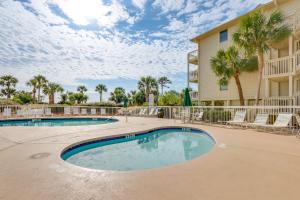 Bazén v ubytování Ocean Views and Pool Access Hilton Head Getaway nebo v jeho okolí