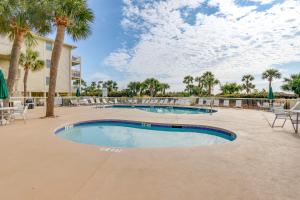 Bazén v ubytování Ocean Views and Pool Access Hilton Head Getaway nebo v jeho okolí