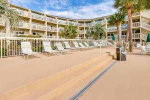 Balkón nebo terasa v ubytování Ocean Views and Pool Access Hilton Head Getaway