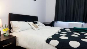 Postel nebo postele na pokoji v ubytování Morden Model Accommodation + 2 fotografie