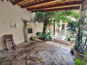 Zahrada ubytování Casa espaçosa a 80m do mar na Martim de Sá ao lado da Prainha