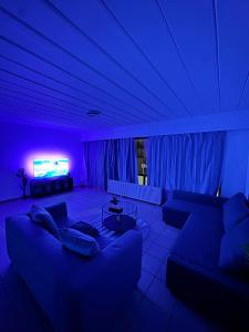 Khu vực ghế ngồi tại Appartement de Luxe Entièrement Rénové - Proche Aéroport de Bruxelles, Quartier Chic