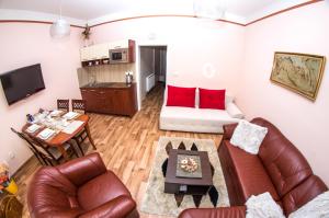 ein Wohnzimmer mit einem Sofa und einem Tisch in der Unterkunft Apartman Relax Olomouc in Olomouc