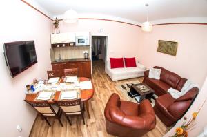 ein Wohnzimmer mit einem Tisch und einem Esszimmer in der Unterkunft Apartman Relax Olomouc in Olomouc