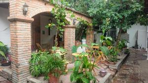 a brick building with a patio with plants at Depa Amadis 3 habitaciones in Querétaro
