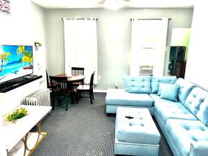 Χώρος καθιστικού στο Welcome To NYC, 3 Bedroom Apt in LIC, 10 mins to MANHATTAN!