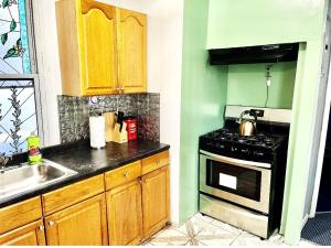 Η κουζίνα ή μικρή κουζίνα στο Welcome To NYC, 3 Bedroom Apt in LIC, 10 mins to MANHATTAN! +14 φωτογραφίες