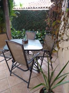 a table and two chairs with a laptop on it at Suite Beija-flor Caborê Paraty in Paraty