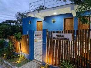 ブジオスにあるPousada Villa Margaridaの青い家