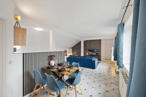 ein Esszimmer und ein Wohnzimmer mit Tisch und Stühlen in der Unterkunft Amigo 2 in Schwerin