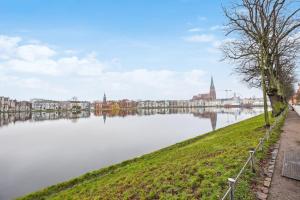 Blick auf einen Fluss in einer Stadt in der Unterkunft Amigo 2 in Schwerin