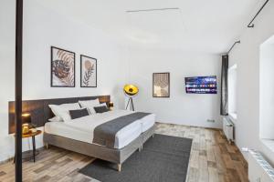 ein Schlafzimmer mit einem großen Bett mit weißen Wänden in der Unterkunft Amigo 2 in Schwerin