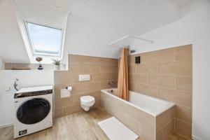 ein Badezimmer mit Waschmaschine und Toilette in der Unterkunft Amigo 2 in Schwerin + 7 Fotos