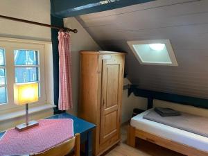 a bedroom with a bed and a table with a lamp at Drifthuus 2 groß in Spiekeroog