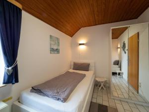 a bedroom with a large bed in a room at Huus Jan in Spiekeroog