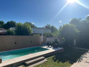 une piscine dans l'arrière-cour d'une maison dans l'établissement Departamentos Mama carmen, à Mina Clavero 2 autres photos
