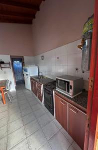 Kuchyň nebo kuchyňský kout v ubytování Mataji Departamento 3 Ambientes 20 metros de la playa + 10 fotografií