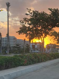 Η ανατολή ή δύση του ηλίου όπως φαίνεται από αυτό το δωμάτιο σε οικογενειακή κατοικία ή από εκεί κοντά +7 φωτογραφίες