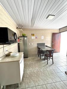 Η κουζίνα ή μικρή κουζίνα στο Quarto em Florianópolis