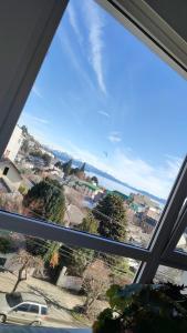 una vista desde la ventana de una casa en Loft céntrico y moderno con vista al lago, en San Carlos de Bariloche 3 fotos más