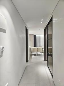 Postel nebo postele na pokoji v ubytování HOTEL THE DESIGNERS LYJ SUITE YEOKSAM